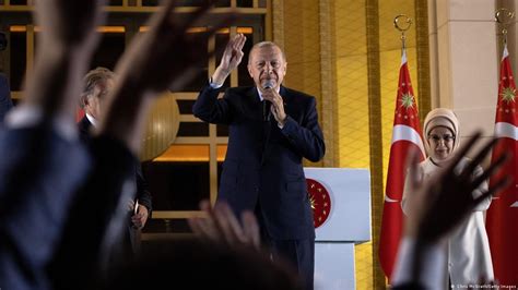 Turkey Erdogan Keeps Up Tough Talk After Election Victory Dw 0530