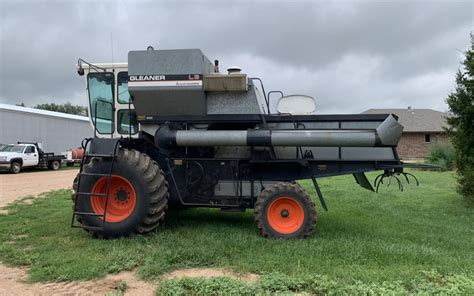 1983 Gleaner L3 2wd Combine W Gleaner 24 Rigid Header And Trailer