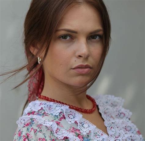 Młoda i piękna dziewczyna marysia sotnyk dorasta w rodzinie bogatego kozaka otoczona troskliwą ojcowską miłością. Kozacka miłość, odcinek 4: Marysia dowie się kim naprawdę ...
