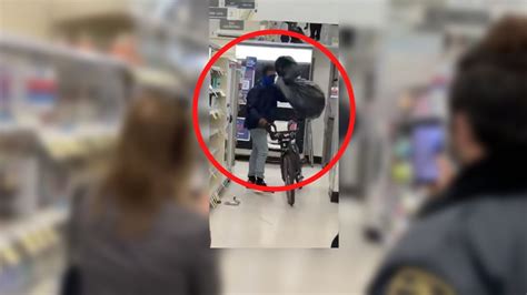 Shoplifter Brazenly Robs San Francisco Walgreens In Front Of Security Guard Youtube