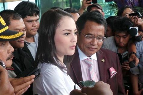 Di hadapan polisi, pelaku mengaku menggunakan barang haram itu sejak enam bulan. Jennifer Dunn Ditangkap Polisi Terkait Kasus Narkoba