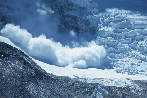What Causes An Avalanche Natural Disasters Everest Natural Phenomena