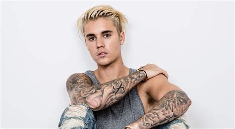 Though he was raised by his young single mother with the help of her parents, bieber does remain in contact with his father. Justin Bieber punches a man in the face, rescuing a woman ...