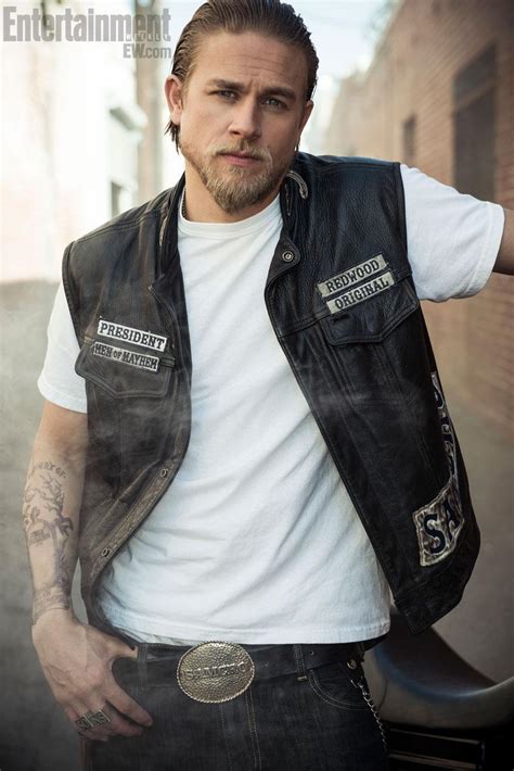 Emmys 2014 Charlie Hunnam Really Doesnt Care About Sons