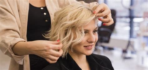 عادة ما تلجأ العديد من السيدات من اللواتي يفضلن الشعر القصير بشكل عام إلى البحث عن قصات شعر قصير جديدة، وذلك لمحاولة مواكبة الموضة بصيحاتها الجديدة والمبتكرة لعام 2020، ومن الجدير بالذكر هنا بأن هذا. أنواع قصات الشعر القصير - موضوع