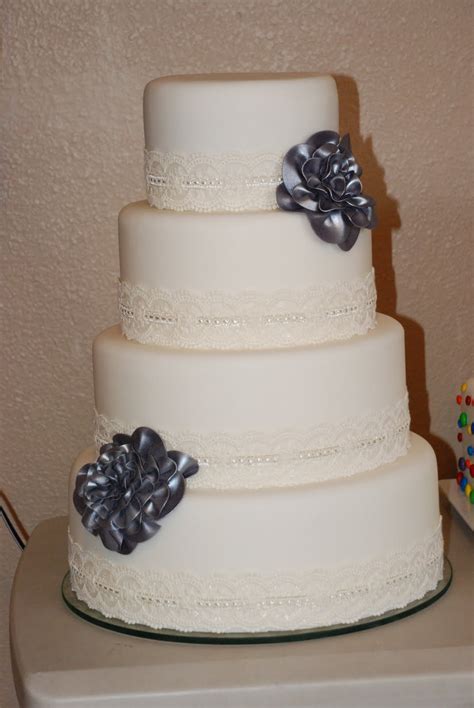 Or at least, at the grocery store bakery that i would frequent in my youth. St. George Utah Wedding Cakes