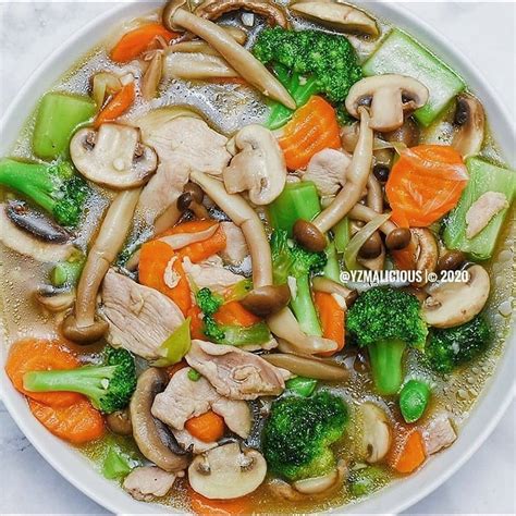 Sebenarnya anda bisa juga menambahkan udang, namun karena udang nah, cukup mudah kan untuk membuat resep sup jamur kancing nikmat sekali ini…? Resep Masakan Rumahan Ayam Cah Jamur Brokoli