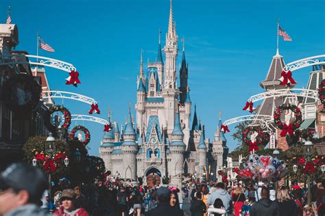 Disneyland Shanghai Tiba Tiba Lockdown Ribuan Pengunjung Terjebak Di Dalam