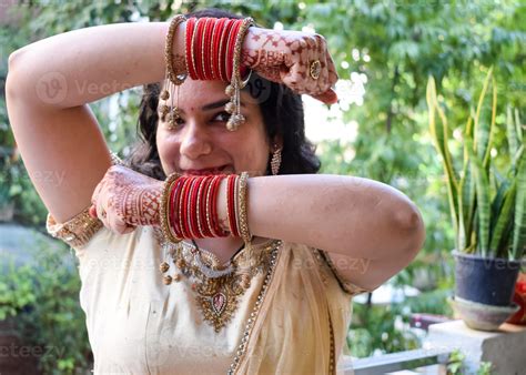 Belle Femme Déguisée En Tradition Indienne Avec Un Motif Mehndi Au Henné Sur Ses Deux Mains Pour