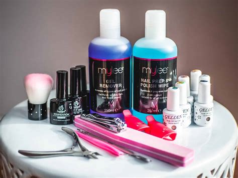 Choosing a gel nail kit is a difficult task; At Home Gel Nail Kit - What You Need And How To Do It