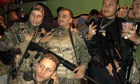 Quem é Jhony Bravo Chefe Do Tráfico Que Aparece Em Vídeo Com Escolta Armada Em Baile Na Rocinha