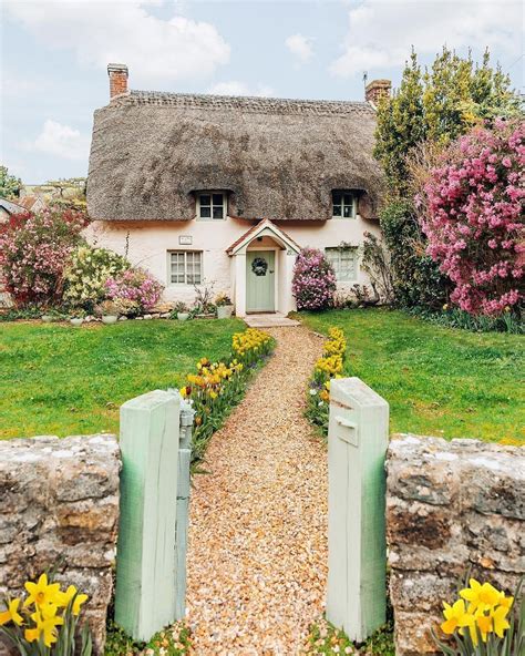 we love england🇬🇧🏴󠁧󠁢󠁥󠁮󠁧󠁿 we love england on instagram “the most beautiful thatched cottage