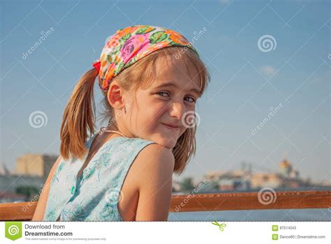 Portret Niegrzeczna Mała Dziewczynka Obraz Stock Obraz Złożonej Z Dziewczyna Warkocze 87514543
