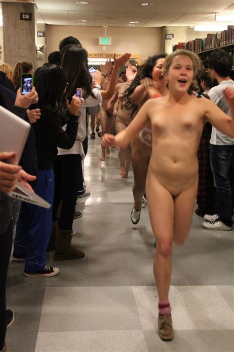 セクシーな裸の大学の男の子 裸の女の子の写真