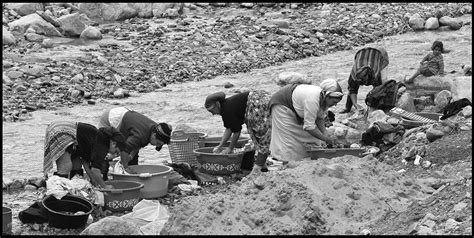 Wakarimasen Mujeres Lavando Ropa En Un Río