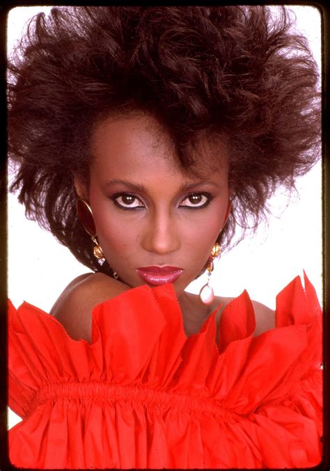 On The Occasion Of Iman S 60 Birthday 13 Photos Of Her Modeling In The 80s Iman Model
