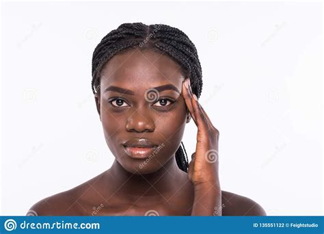 Mujer Africana Joven Que Toca Su Cara Aislada En El Fondo Blanco Foto