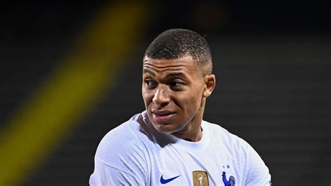 His father wifried mbappe comes from cameroon, his mother is the former handball player fayza lamari, who was born in algeria. Mbappe Tests Positive For COVID-19, Departs From French Camp