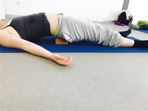 secrets of stretching stretching tip ease your back stretchinowa wskazÓwka ulżyj swoim plecom