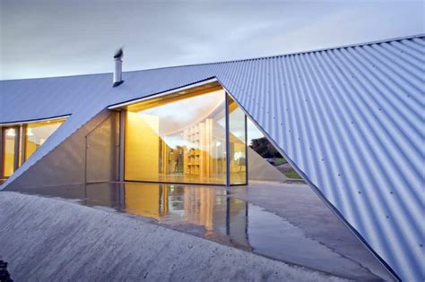crescent shaped croft house with curved roof and windows modern house designs