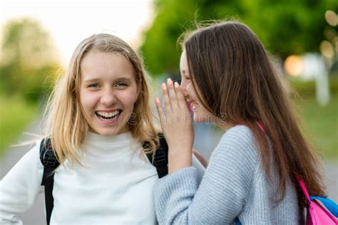 Twee Meisjesschoolmeisje De Zomer In De Stad Registreer Het