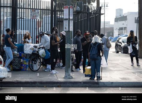 Los Angeles Ca Usa November 20 2021 Homeless People Line Up For