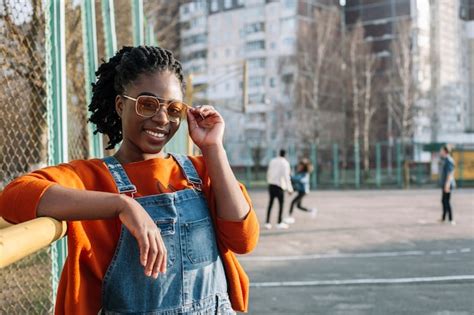 free photo portrait of cute girl posing with sunglasses