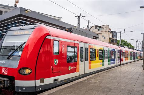 Köln: Deutsche Bahn bringt Zug in Regenbogen-Farben auf die Schienen