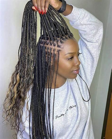 43 Trendy Small Knotless Braids Hairstyles 2023