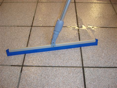 Ainsi, le braava jet m6 se mettra en marche automatiquement une fois que l'aspirateur aura fini de. Nettoyage avec seau et la raclette