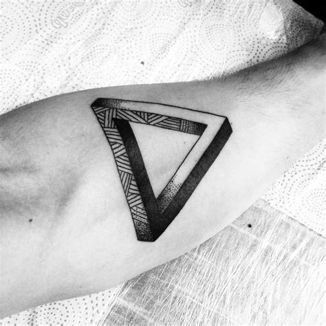 Значение тату бесконечный треугольник Татуировка треугольник