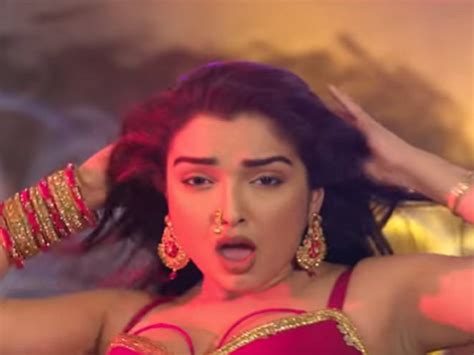 Latest Bhojpuri Song 2020 बेहद हॉट है आम्रपाली दुबे का नया आइटम सॉन्ग वायरल हो रहा है वीडियो
