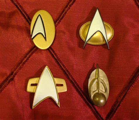 Star Trek Prop Costume And Auction Authority Tng Ds9 And Voyager Combadges