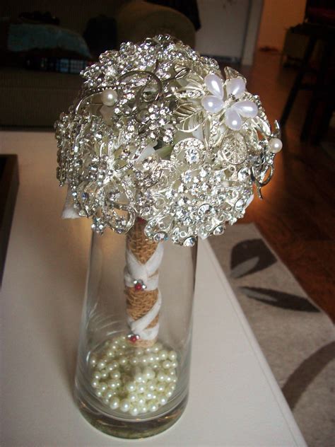 To make your wedding brooch bouquet, you have two main base options: DIY brooch wedding bouquet with burlap, lace, and red ...