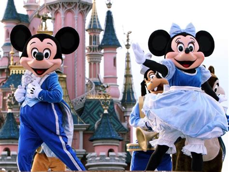 Minnie Mouse Will Wear A Pantsuit For The First Time During Disneyland