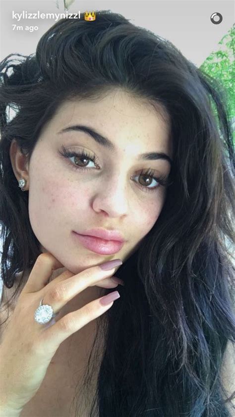Jenner shared this makeup free image to her infamous snapchat account in 2016 (long before she single handedly slashed the share price of one us based user declared kylie's skin to be 'so pretty' without makeup, while a middle eastern account noted jenner appeared to be 'glowing with love'. Imagen de kylie jenner, no makeup, and snapchat … | Kylie jenner flash, Kylie, Kylie jenner
