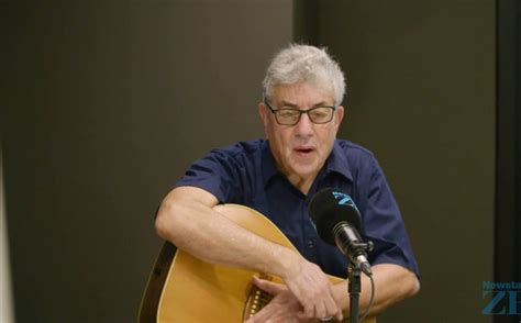 Graham Gouldman From 10cc Performs Live In Studio