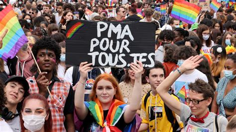 gay pride la marche des fiertés à paris en huit photos le parisien