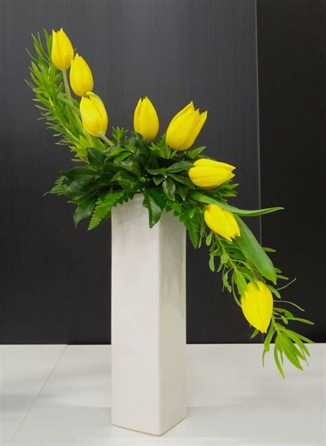 This S Shaped Arrangement Has A Very Obvious Line The Yellow Tulips