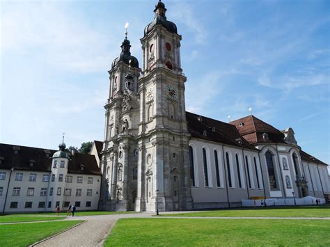 Incapable de gagner la moindre rencontre l'an dernier, la formation de vladimir petkovic se présente à bakou sur la lancée de. Bibliothèque de l'abbaye de Saint-Gall, Suisse (avec ...