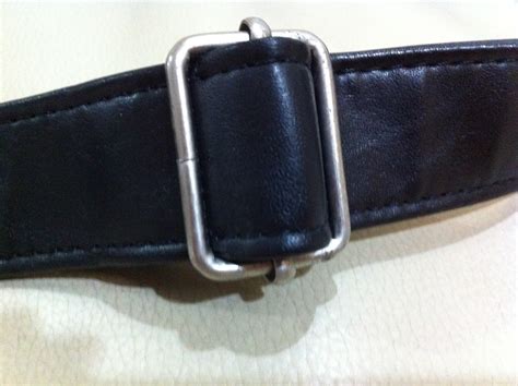 A sling bag or messenger bag made of quality materials. Bagscapade: GUESS? Black Full Leather Sling Bag