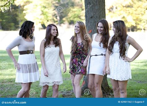 groupe de jeunes filles photo stock image du caucasien 42901162
