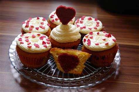 See how  unbedacht  is translated from german to english with more examples in context Valentinstagscupcakes - Cupcakes & Muffins - Franzis Backstube