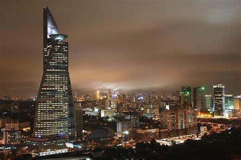 It features an antenna that increases its height to 421 metres (1,381 feet). Menara TM (Menara Telekom Malaysia) - Kuala Lumpur | pejabat