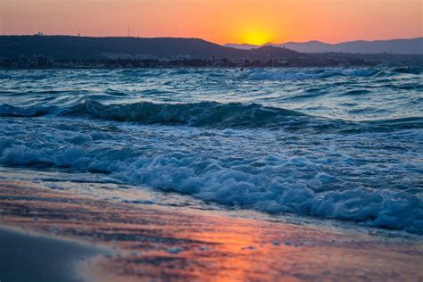 Бушующие волны на берегу моря на закате обои для рабочего стола картинки фото