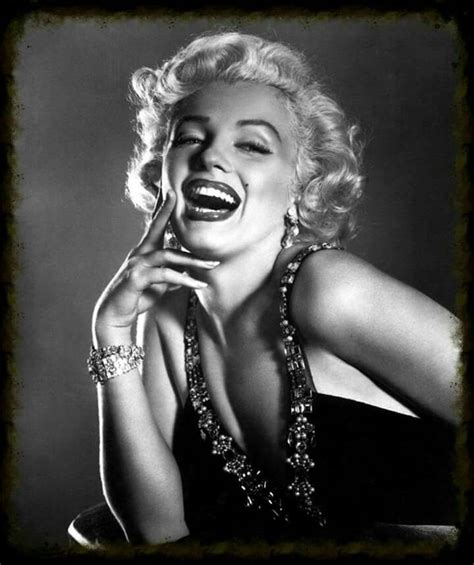 Lo único que debes de hacer es coger una imagen y fijarte de todas las líneas principales, es sencillo, necesitas un lápiz normal, goma y carboncillo, próxim. Pin von Toñi P. Loro auf Mitos | Zeichnung marilyn monroe ...