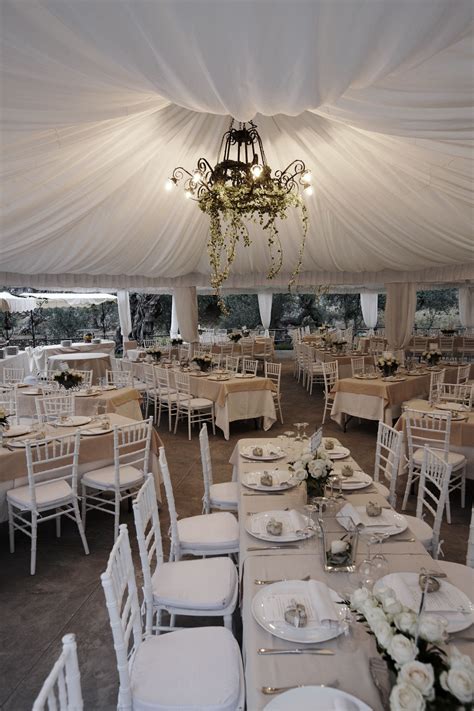 Un classico servizio in argento composto da sottopiatto e posate come arredo del tavolo nuziale posizionati sopra una tovaglia total white, sono le caratteristiche indispensabili di classe per. Elegant wedding tent . . . . elegantes Hochzeitszelt . . . molto elegante tenda da matrimonio ...
