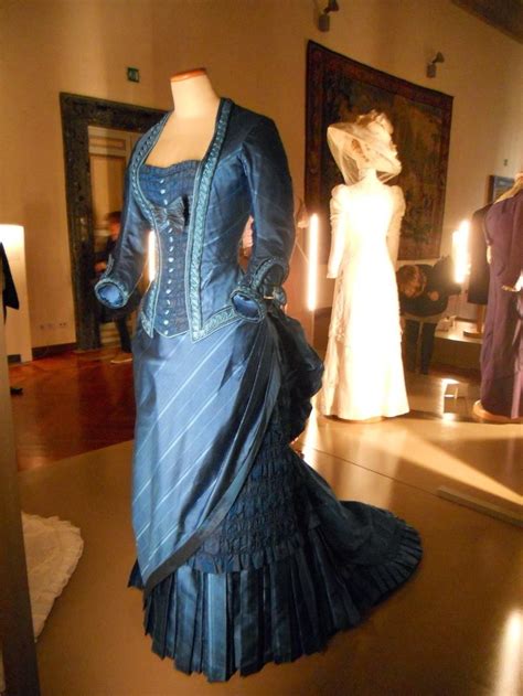 Best Bustles In The Age Of Innocence With Images Victorian Fashion Bustle Dress Pretty Dresses