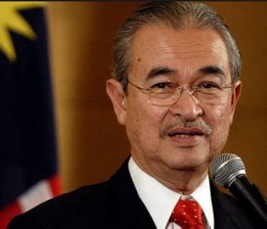 November 1939) er en malaysisk politiker, der tjente som malaysias 5. Biodata Tun Abdullah Bin Ahmad Badawi