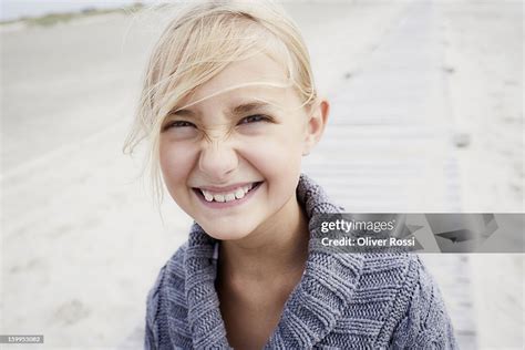 Smiling Blond Girl On The Beach Portrait Stock Foto Getty Images